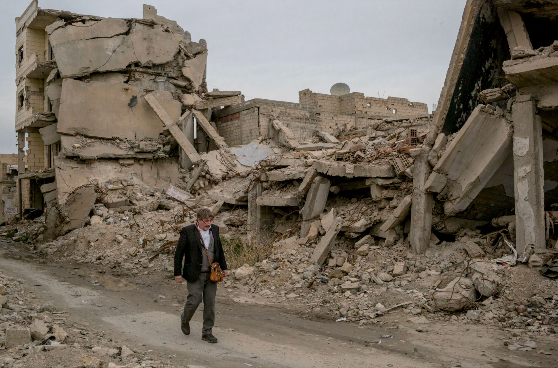 Nordland walks amid Syrian ruins, courtesy