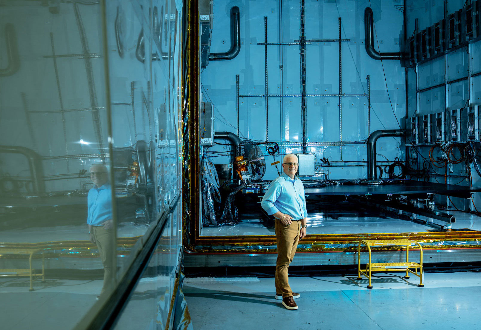 photo of Ken Hibbard in lab by Cardoni
