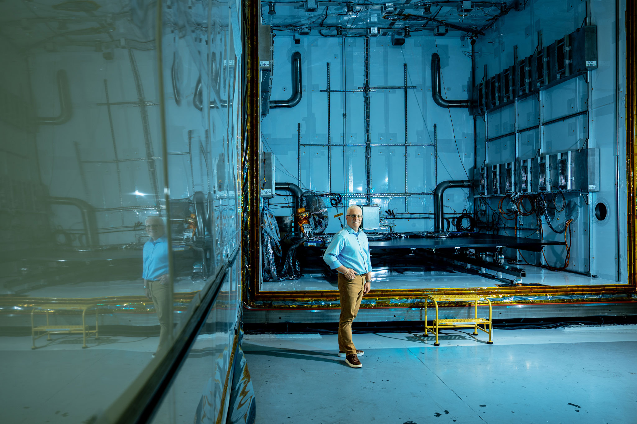 photo of Ken Hibbard in lab by Cardoni