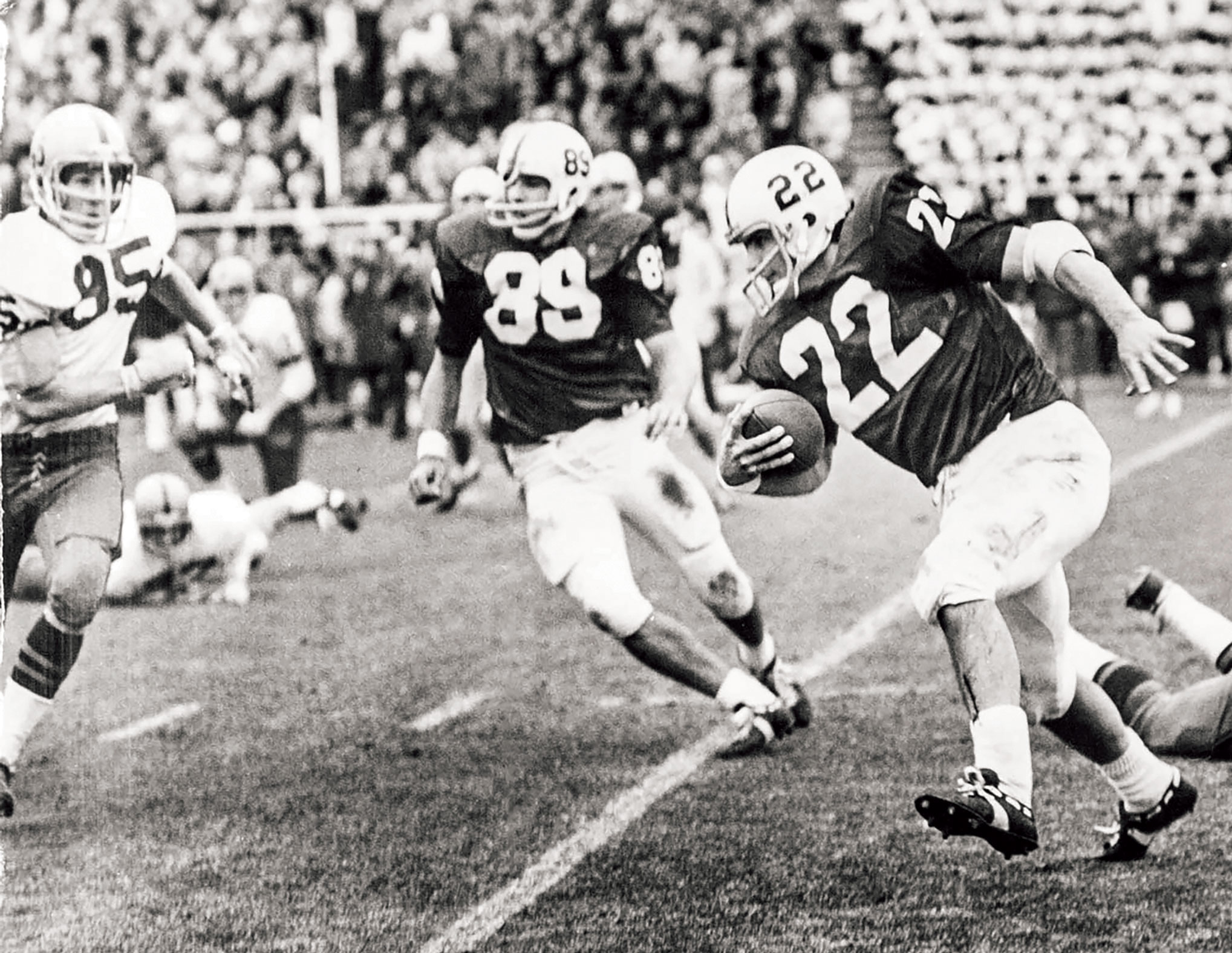 Cappelletti carries the ball against Army, Penn State Archives