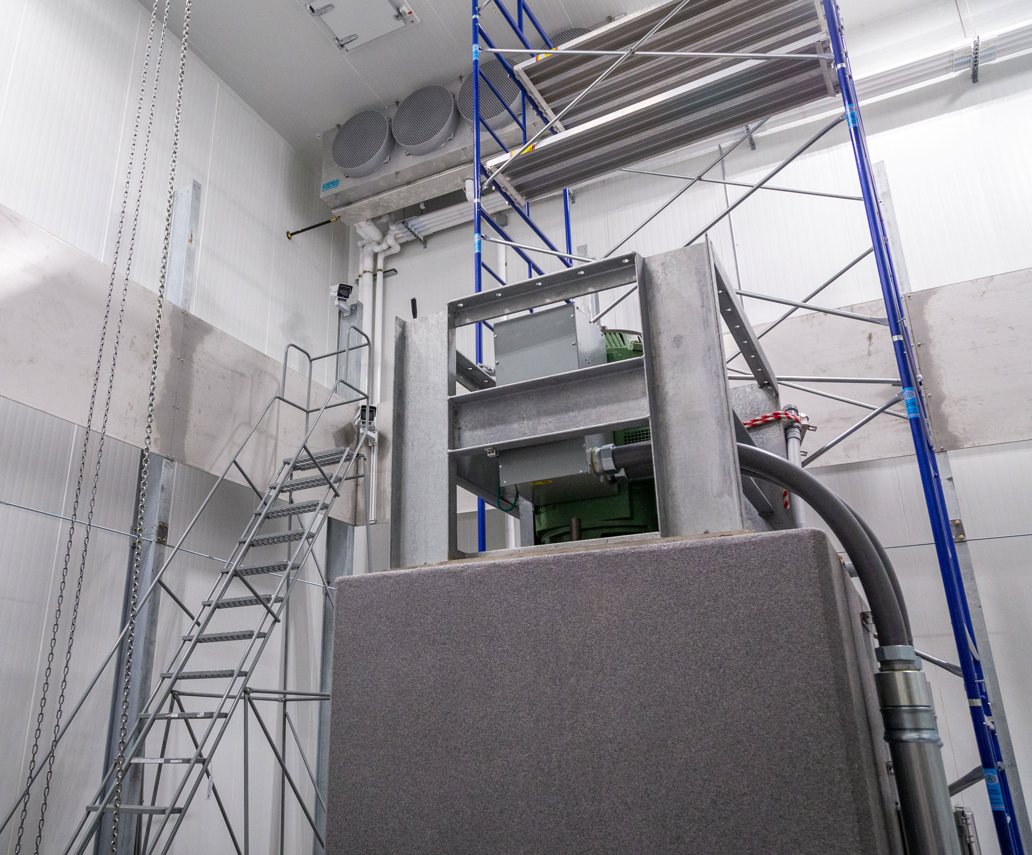 photo of icing chamber in ECoRE building by Nick Sloff '92 A&A