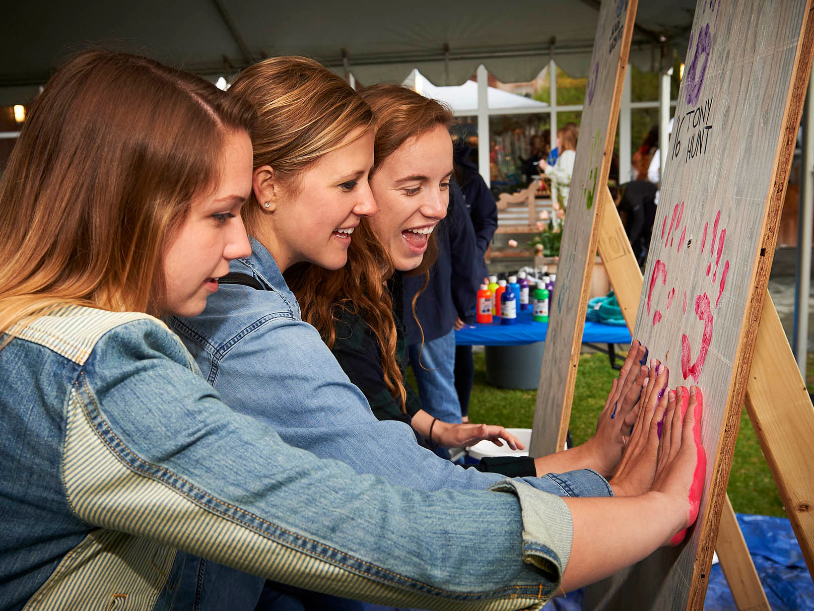 photo of Hintzpiration attendees making art on the Hintz lawn by Penn State Alumni Association