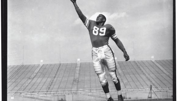 photograph of Jesse Arnelle catching football