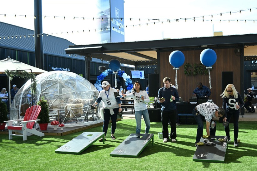 Nittany Lion fans playing corhole during Fiesta Bowl pregame festivities, photo by Penn State Alumni Associatino