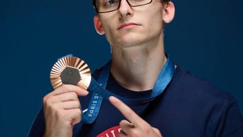 Stephen Nedoroscik holding up his bronze medal, photo by Joe Scarnici/Getty Images