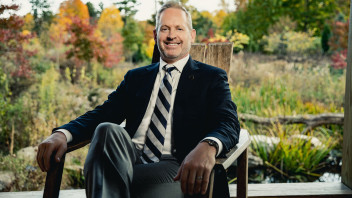 Phelps seated, photo by Cardoni