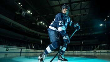 Roberts on the ice in uniform, photo by Cardoni