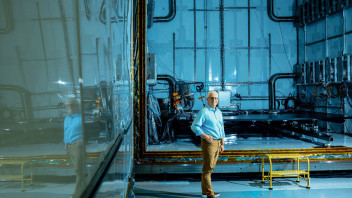 photo of Ken Hibbard in lab by Cardoni