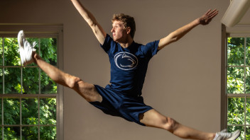 photo of Braeden Gray mid-leap by Cardoni